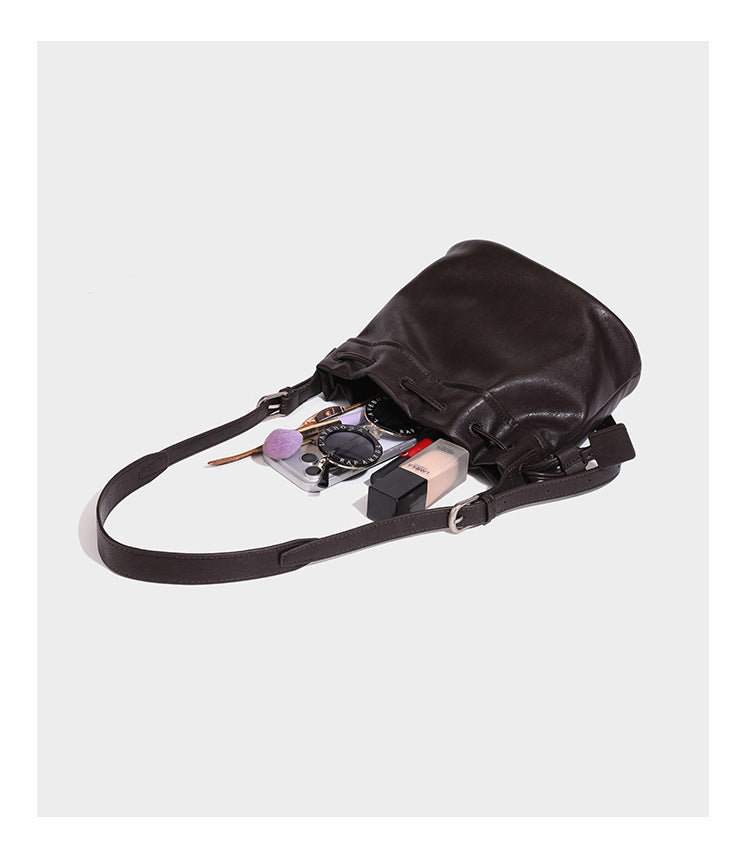Kleine Beuteltasche in genarbter Lederoptik mit Kordelzug, verstellbarem Crossbody-Riemen und silberfarbenen Beschlägen, Detailansicht 14