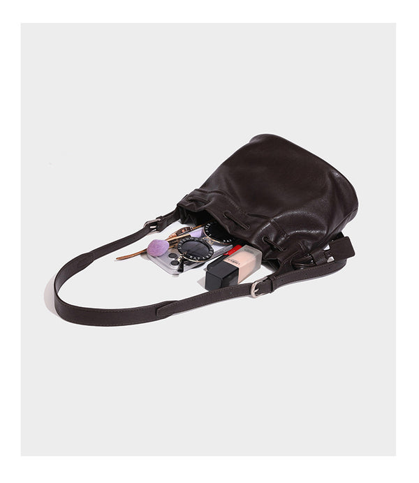 Kleine Beuteltasche in genarbter Lederoptik mit Kordelzug, verstellbarem Crossbody-Riemen und silberfarbenen Beschlägen, Detailansicht 14
