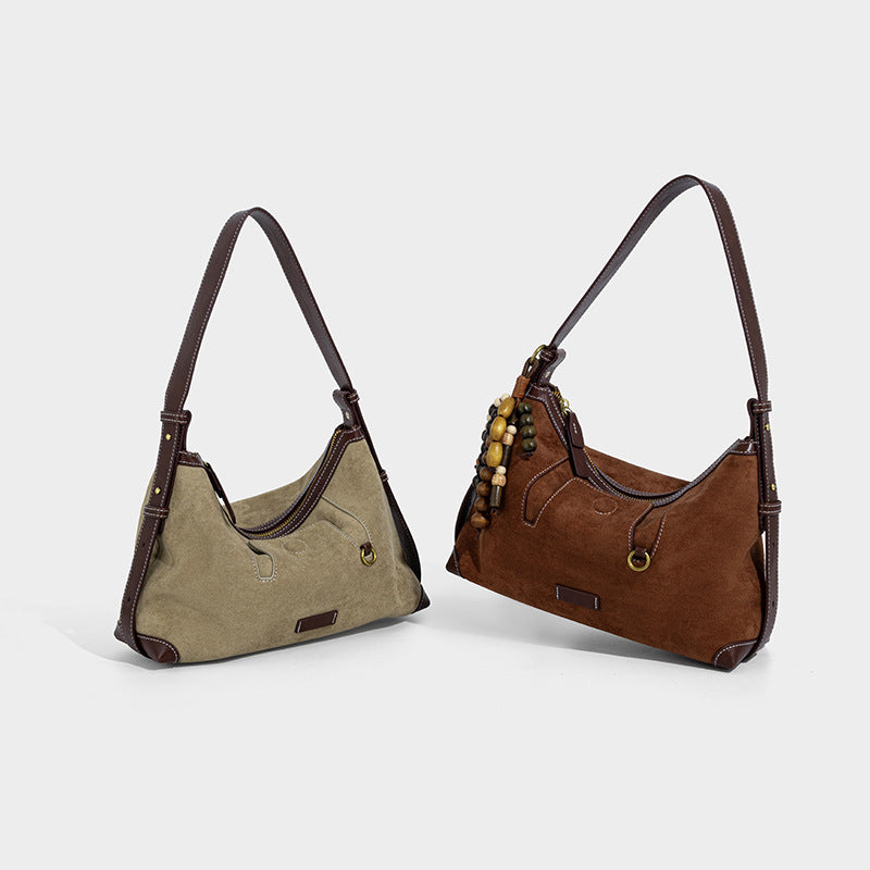 Matte Hobo-Schultertasche in warmem Braun in Velourslederoptik mit dunklem Besatz in Lederoptik, Kontrastnähten, goldfarbenen Beschlägen sowie