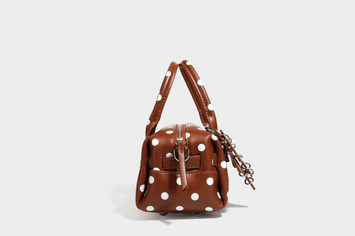 Kleine, strukturierte Mini-Henkeltasche mit Polka-Dot-Muster, Sternanhänger, Schnallriemen-Detail auf der Vorderseite, zwei Henkeln und abnehmbarem