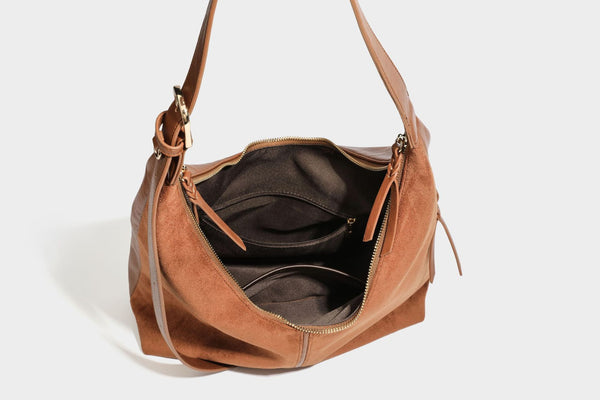 Lässig fallende Hobo-Schultertasche mit strukturierter Wildlederoptik, Reißverschluss oben, Quasten-Zippern und goldfarbenem, verstellbarem