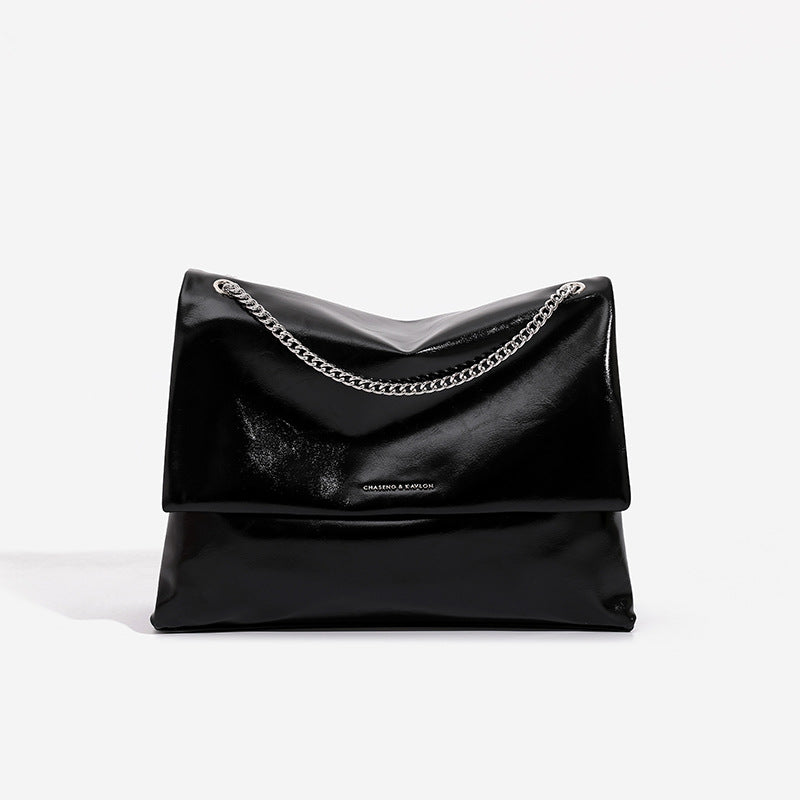 Große Schultertasche mit Überschlag aus glänzender Lederoptik, silberfarbenem Kettenriemen und magnetischem Druckverschluss, Detailansicht 6