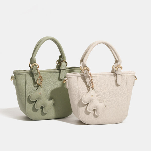 Mini-Bucket-Tote-Bag mit strukturierter Form und matter, genarbter Oberfläche, Pferdeanhänger, zwei Tragegriffen und abnehmbarem Schulterriemen