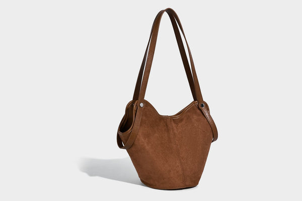 Dunkelbraune matte Hobo-Schultertasche in Velourslederoptik mit geschwungener, oben offener Silhouette, zwei Schulterriemen und abnehmbarem