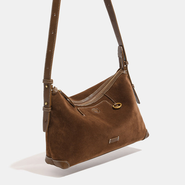 Hobo-Bag in Tabakbraun mit Velourslederoptik, Besatz in Lederoptik, Kontrastnähten, goldfarbenen Beschlägen und verstellbarem Crossbody-Riemen