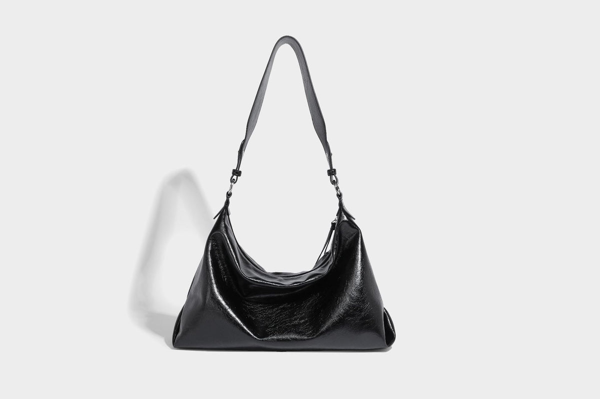 Weich fallende Hobo-Schultertasche mit glänzender Crinkle-Oberfläche, Reißverschluss oben und verstellbarem Riemen, Detailansicht 18