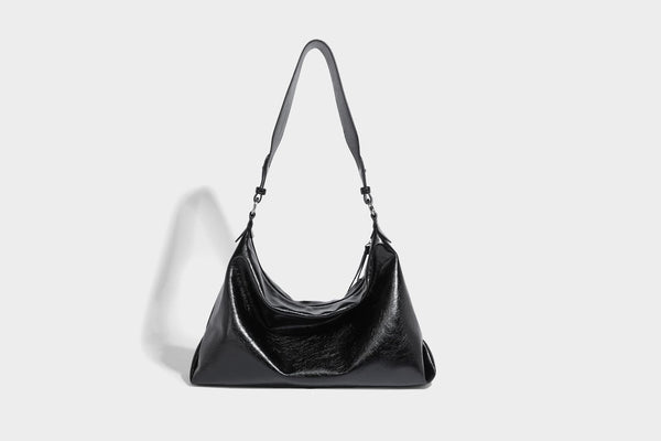 Weich fallende Hobo-Schultertasche mit glänzender Crinkle-Oberfläche, Reißverschluss oben und verstellbarem Riemen, Detailansicht 18