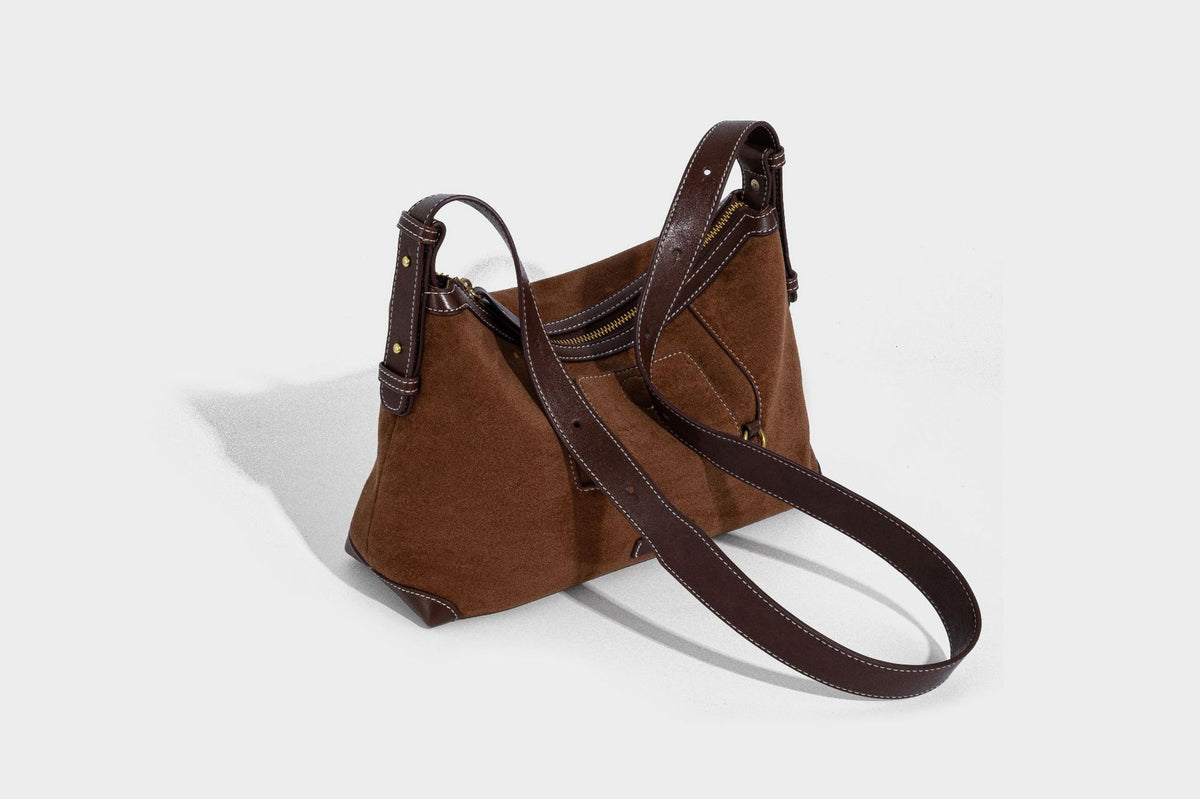 Matte Hobo-Schultertasche in warmem Braun mit dunklem Besatz in Lederoptik, Kontrastnähten, goldfarbenen Metallbeschlägen und