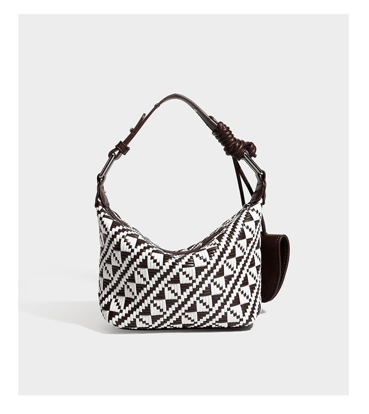 Kleine schwarz-weiße Schultertasche mit gewebtem geometrischem Muster, glatter dunkelbrauner Besatz aus Lederoptik, geknotetem verstellbarem Riemen und seitlichem
