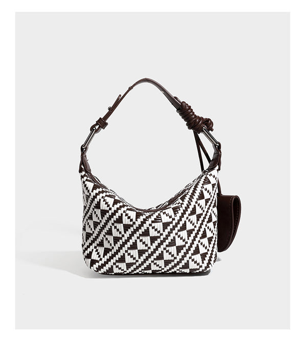 Kleine schwarz-weiße Schultertasche mit gewebtem geometrischem Muster, glatter dunkelbrauner Besatz aus Lederoptik, geknotetem verstellbarem Riemen und seitlichem