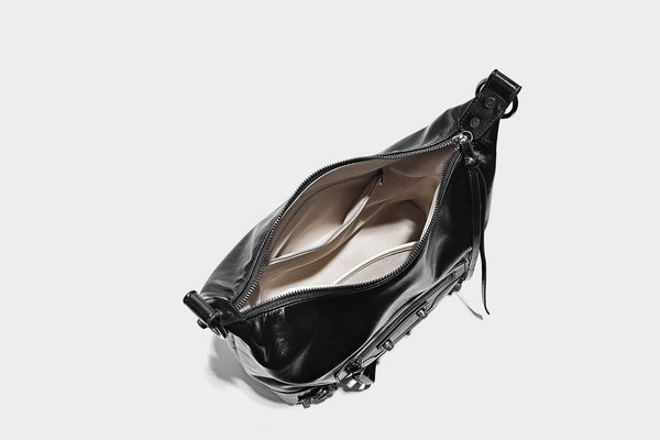 Große, glänzende Hobo-Schultertasche mit geknautschtem Effekt, dunkelfarbenen Nieten, Reißverschluss, vorderem Reißverschlussfach und verstellbarem Crossbody-Riemen
