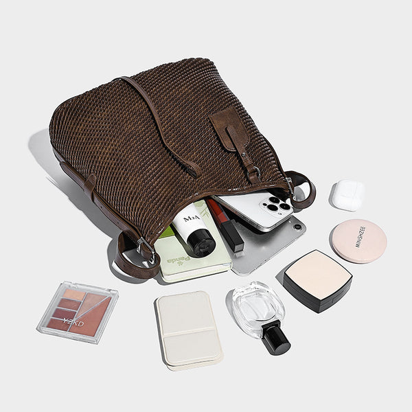 Große Schultertasche im gewebten Look mit glattem Besatz in Lederoptik, verstellbarem Riemen und herabhängendem Anhänger, Detailansicht