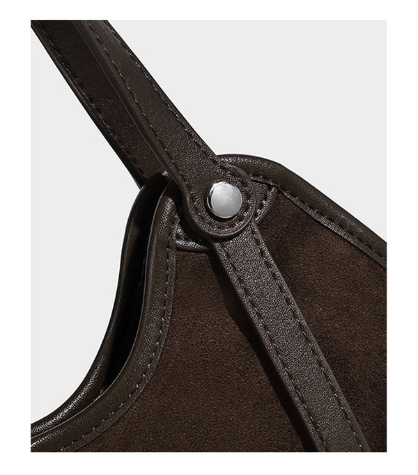 Dunkelbraune Hobo-Schultertasche mit matter Velourslederoptik, geschwungener Silhouette mit offenem oberen Abschluss, zwei Schulterriemen und abnehmbarem