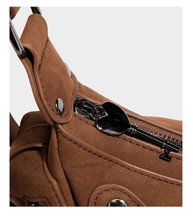 Braune matte Schultertasche in Velourslederoptik mit Nietenbeschlägen in Gunmetal, vorderer Schnallenlasche, Klappentaschen und verstellbarem Crossbody-Riemen