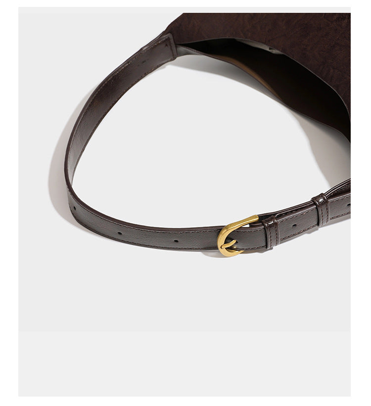 Dunkelbraune, lässig fallende Hobo-Schultertasche mit velourslederähnlich strukturierter Oberfläche, glatter lederähnlicher Paspelierung und Details in Antikgoldoptik, Detailansicht
