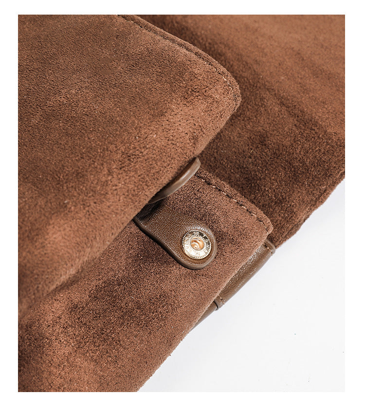 Formstabile Satchel-Tasche mit mattem Veloursleder-Finish, Überschlag, goldfarbenen Emblem-Beschlägen, kurzem Tragegriff und verstellbarem Crossbody-Riemen