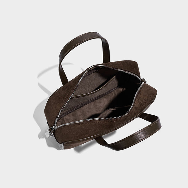 Strukturierte Boston-Bowlingtasche in Veloursleder-Optik, dunkelbraun, mit Henkeln mit blauen Akzenten und abnehmbarem Mini-Rundtäschchen, Detailaufnahme