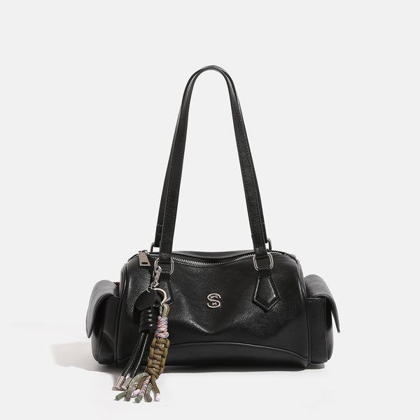 Schwarze Bowling-Schultertasche in glänzender Lederoptik mit zwei Trägern, silberfarbenen Beschlägen, seitlichen Klappentaschen und geflochtener Kordel