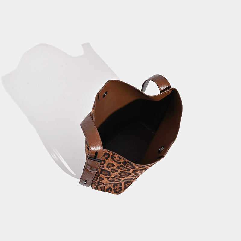Große Bucket-Bag mit offenem Abschluss im Leopardenprint, glattem Schulterriemen in Lederoptik und passenden Details, Detailansicht 4