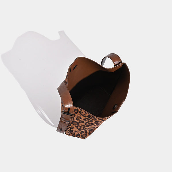Große Bucket-Bag mit offenem Abschluss im Leopardenprint, glattem Schulterriemen in Lederoptik und passenden Details, Detailansicht 4