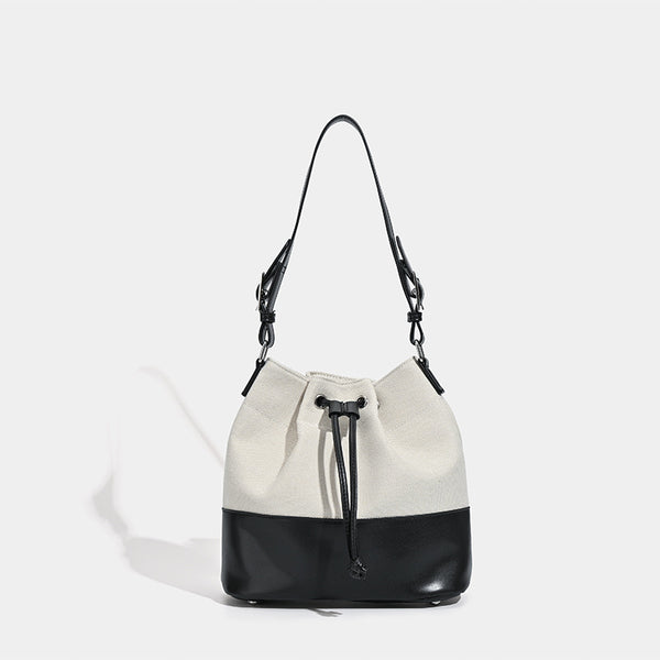 Beigefarbene Bucket-Bag aus Canvas mit Kordelzug, kontrastierendem Unterteil in Lederoptik und verstellbarem Schulterriemen, Vorderansicht