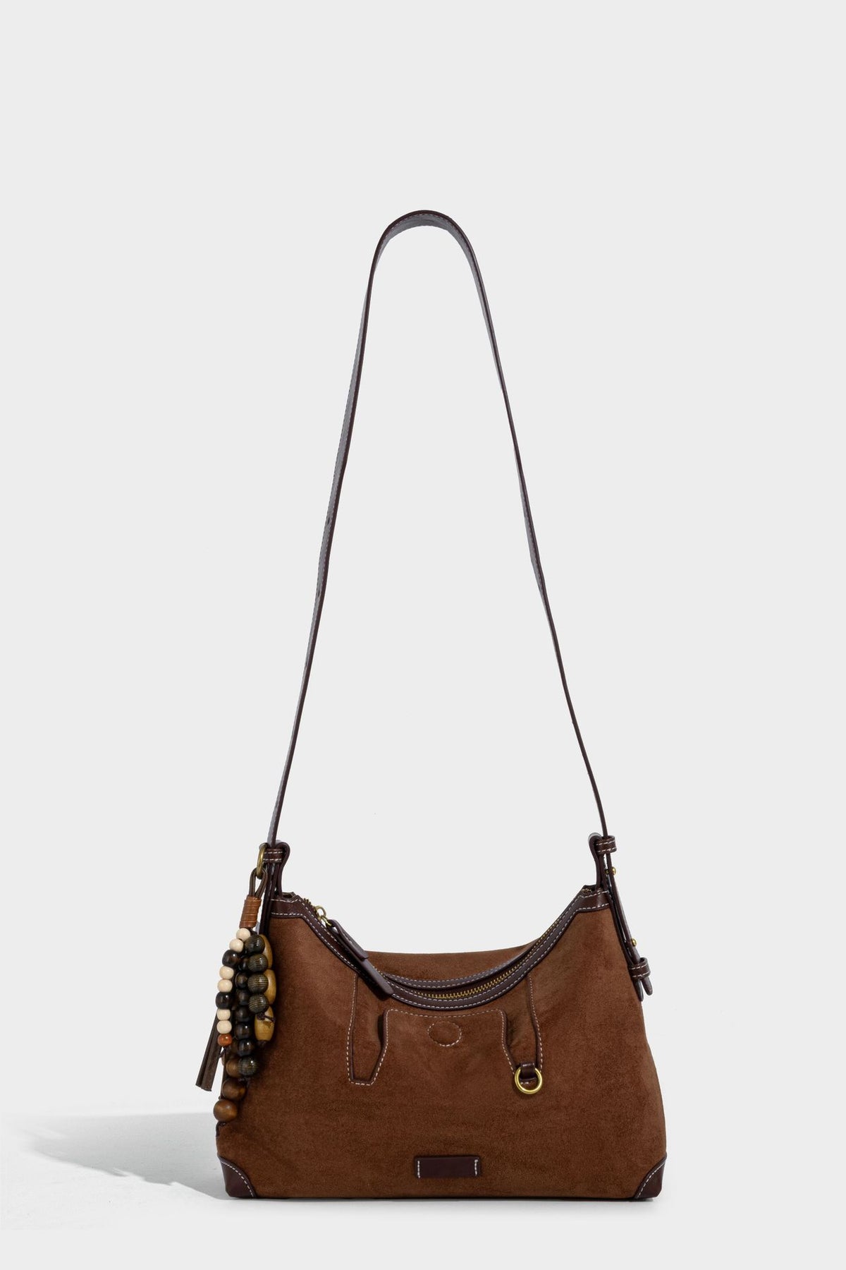 Matte Hobo-Schultertasche in warmem Braun mit dunklem Besatz in Lederoptik, Kontrastnähten, goldfarbenen Metallbeschlägen und