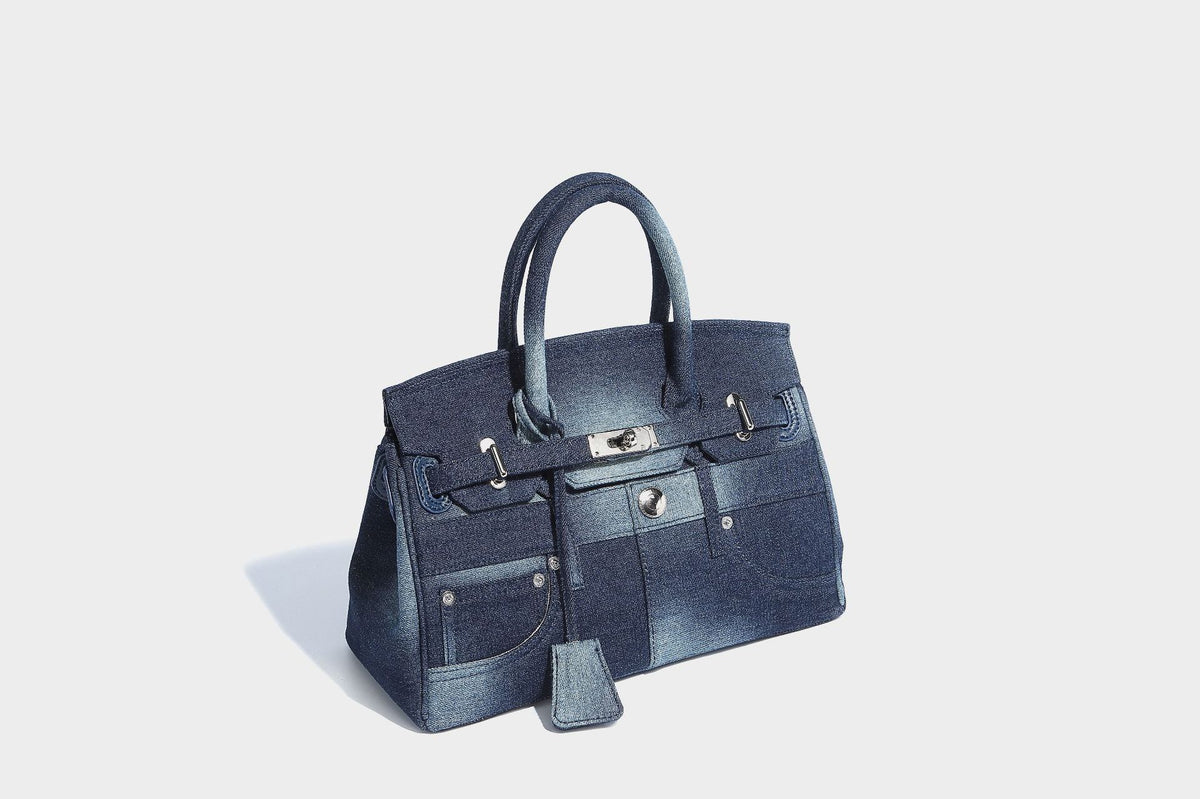 Strukturierte Patchwork-Tasche aus gewaschenem Denim mit gerollten Henkeln, Klappverschluss mit Drehverschluss, aufgesetzten Fronttaschen und, Detailansicht