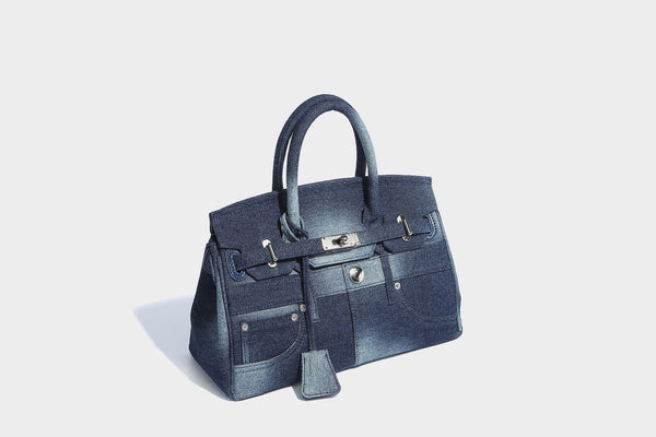 Strukturierte Patchwork-Tasche aus gewaschenem Denim mit gerollten Henkeln, Klappverschluss mit Drehverschluss, aufgesetzten Fronttaschen und, Detailansicht