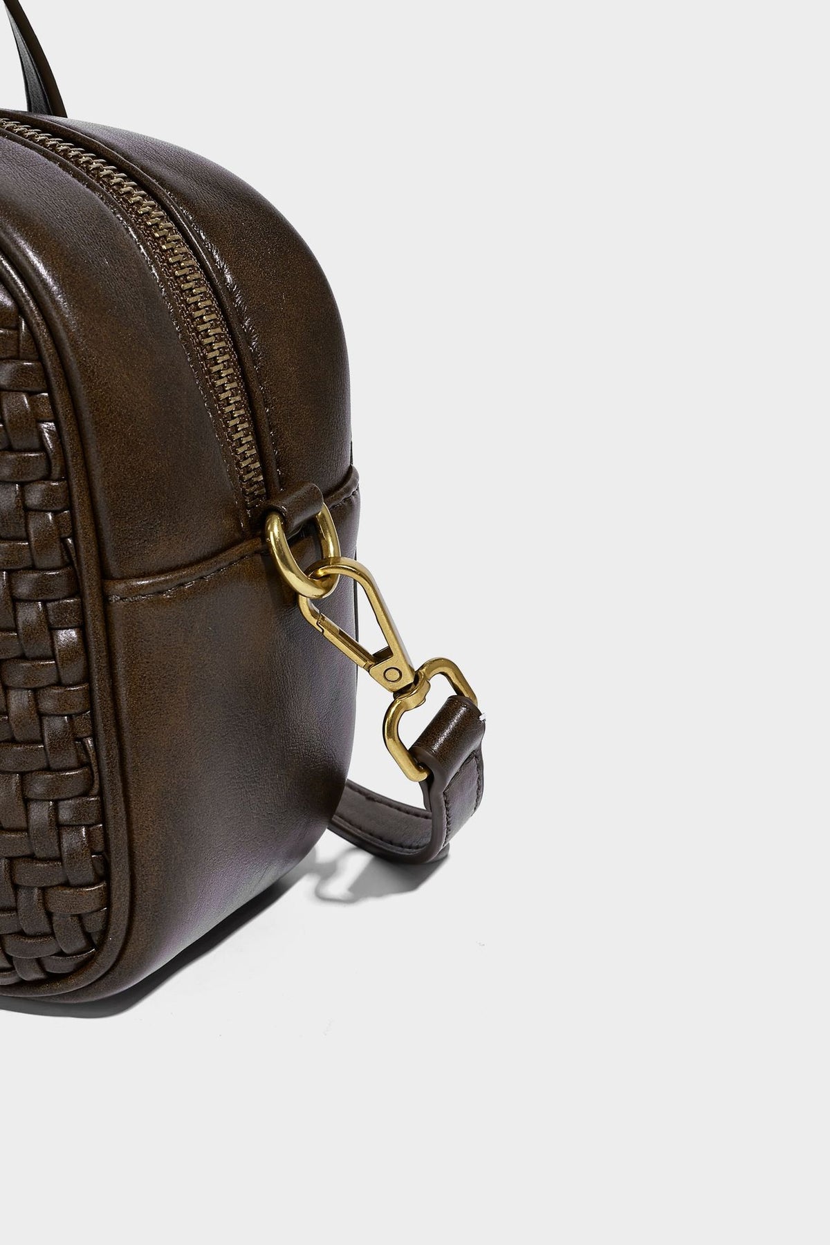 Strukturierte Boston-Tasche mit gewebter Optik, glattem Besatz in Lederoptik, zwei oberen Tragegriffen, abnehmbarer Mini-Druckknopftasche sowie Detail