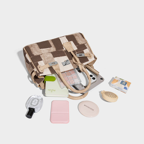 Strukturierte Satchel-Tasche im Patchwork-Design mit zwei Tragegriffen, Klappe mit Drehverschluss und silberfarbenen Beschlägen, Detailansicht 4