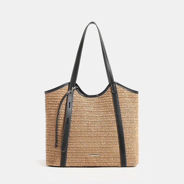 Camelbraune, gewebte Tragetasche in Raffia-Optik mit schwarzer Besatzkante in Lederoptik, langen Schulterriemen und magnetischem Druckverschluss, Vorderansicht