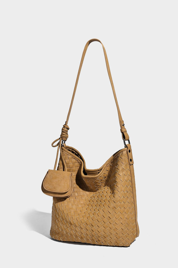 Lässig fallende Hobo-Schultertasche aus geflochtenem Material mit Korbgeflecht-Optik, angesetztem Mini-Täschchen vorne und verstellbarem Knotenträger, Detailansicht