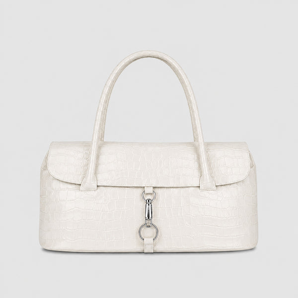 Glänzende, strukturierte Schultertasche mit Krokoprägung, Klappe, silberfarbenen Ring- und Knebelverschlüssen sowie zwei Henkeln an der Oberseite, Detailansicht 3