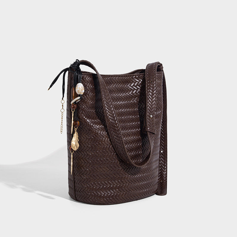 Bucket Bag in Chevron-Weboptik mit Lederoptik, verstellbarem Schulterriemen und goldenem Anhänger, Detailansicht 15
