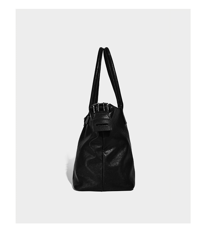 Glänzende, strukturierte schwarze Tote-Bag mit silberfarbenem Schnallenriemen, zwei Henkeln und abnehmbarem Schulterriemen, Detailansicht 10