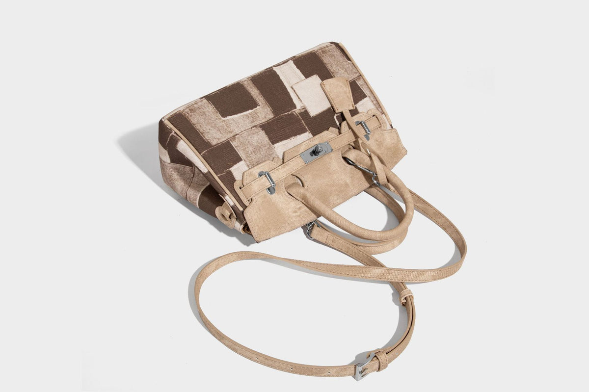 Strukturierte Patchwork-Handtasche mit zwei Tragegriffen, Klappe mit Drehverschluss und silberfarbenen Beschlägen, Detailansicht 17