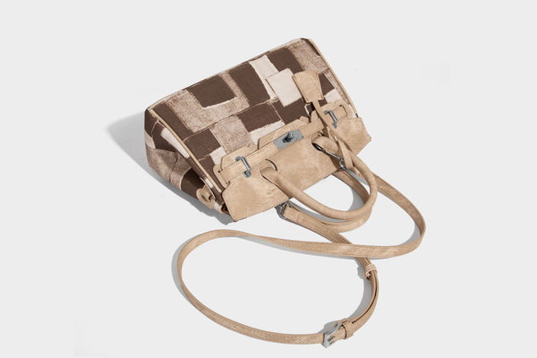 Strukturierte Patchwork-Handtasche mit zwei Tragegriffen, Klappe mit Drehverschluss und silberfarbenen Beschlägen, Detailansicht 17