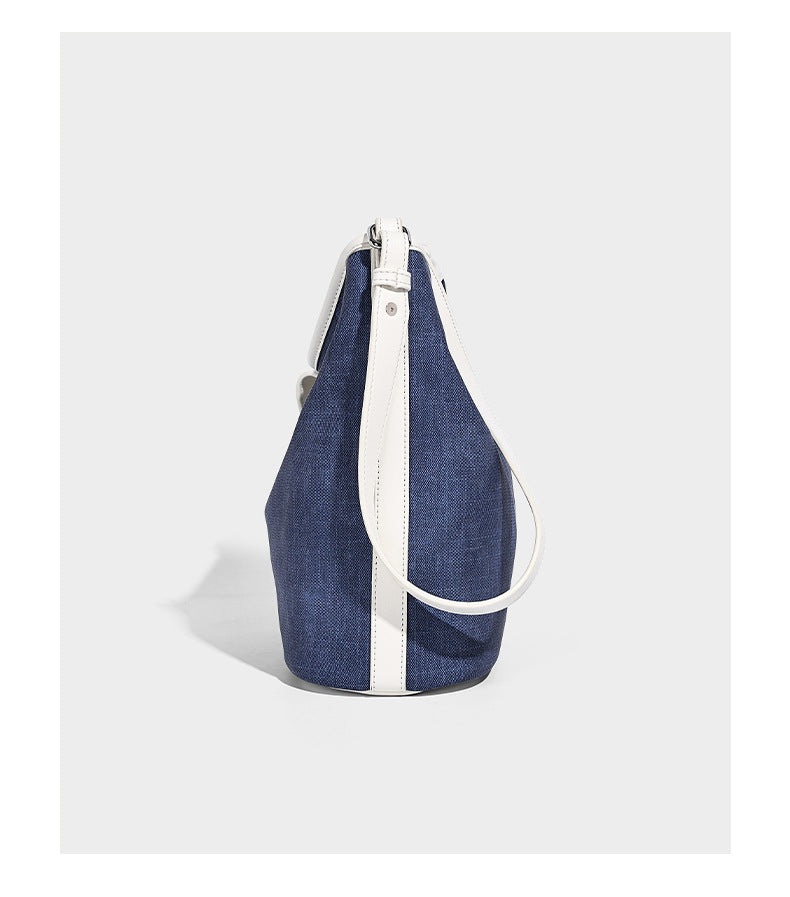Große Beutel-Schultertasche aus Canvas in Denim-Optik mit Besatz in Lederoptik, geknotetem Trageriemen und abnehmbarem Mini-Fronttäschchen