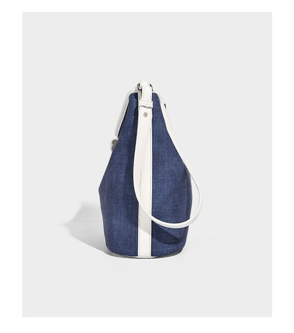 Große Beutel-Schultertasche aus Canvas in Denim-Optik mit Besatz in Lederoptik, geknotetem Trageriemen und abnehmbarem Mini-Fronttäschchen