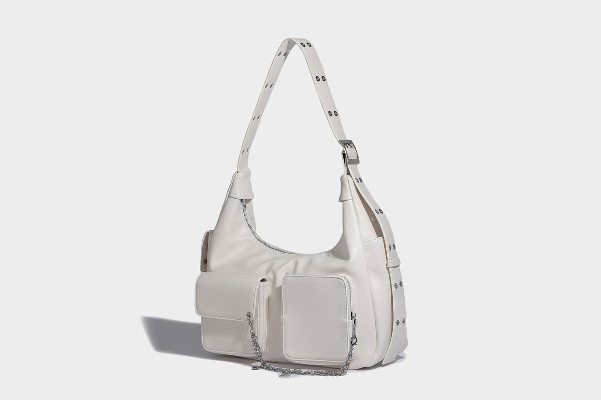 Lässige Hobo-Schultertasche mit glänzender Lederoptik, vorderen Pattentaschen, Kettenelementen und Nietenbeschlägen in Silberoptik