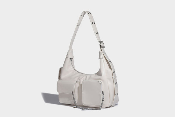 Lässige Hobo-Schultertasche mit glänzender Lederoptik, vorderen Pattentaschen, Kettenelementen und Nietenbeschlägen in Silberoptik