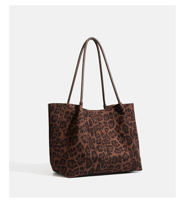 Große braune Tote-Bag mit Leopardenmuster und offenem Hauptfach, langen Schulterriemen und passender dunkelbrauner Reißverschlusstasche, Detailansicht 10