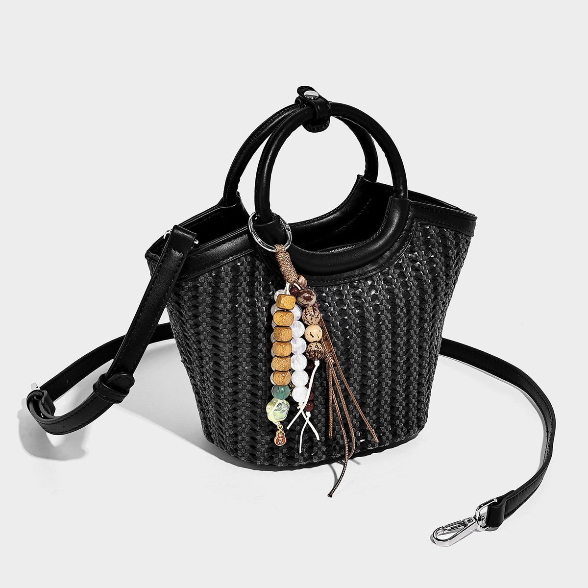 Kleine Flecht-Bucket-Bag mit rundem Henkel in Lederoptik, Quastenanhänger mit Perlen und abnehmbarem Crossbody-Riemen in Camelbraun