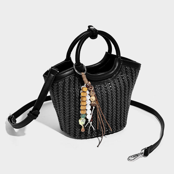 Kleine Flecht-Bucket-Bag mit rundem Henkel in Lederoptik, Quastenanhänger mit Perlen und abnehmbarem Crossbody-Riemen in Camelbraun
