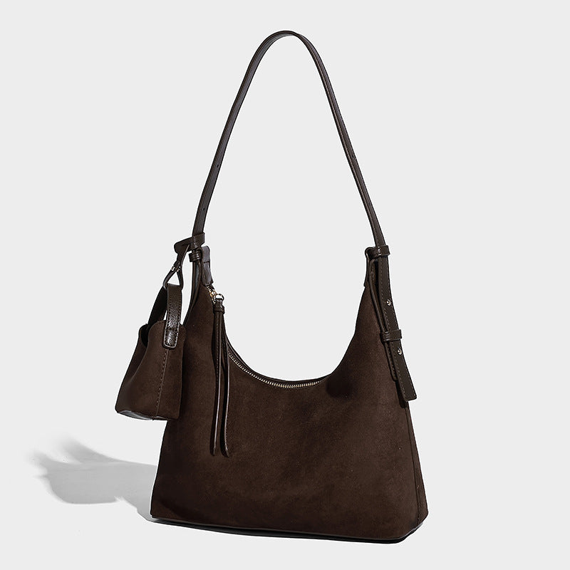 Dunkelbraune Hobo-Schultertasche in Veloursleder-Optik mit Reißverschluss oben, verstellbarem Schulterriemen und kleinem abnehmbarem Mini-Etui, Vorderansicht