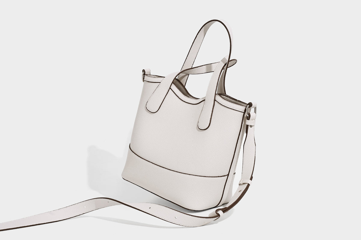 Formstabiler Shopper mit genarbter Oberfläche in Karamellbraun, zwei Henkeln, abnehmbarem Crossbody-Riemen und abnehmbarem Reißverschluss