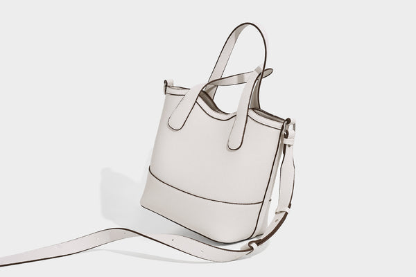 Formstabiler Shopper mit genarbter Oberfläche in Karamellbraun, zwei Henkeln, abnehmbarem Crossbody-Riemen und abnehmbarem Reißverschluss