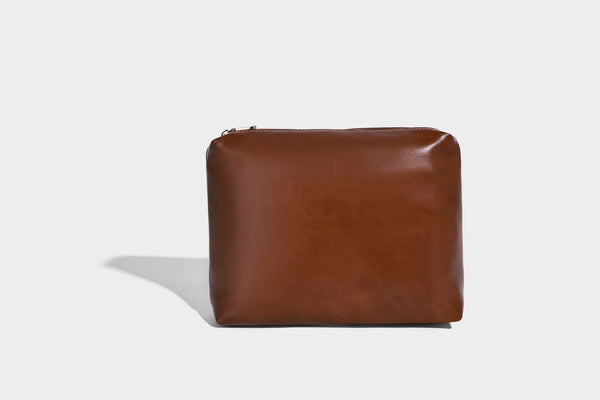 Glänzende Beuteltasche in Lederoptik mit Riemendetail mit Vorhängeschloss und verstellbarem langem Riemen, Detailansicht 24