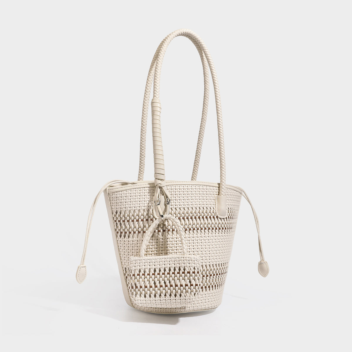 Strukturierte gewebte Bucket-Tote in Pastellblau mit geflochtenem Schulterriemen, offenem Gittergewebe und cremefarbenem Zugband