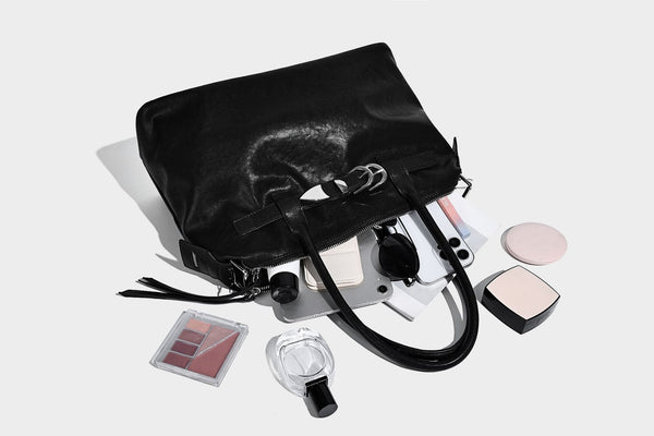Glänzende, strukturierte schwarze Tote-Bag mit silberfarbenem Schnallenriemen, zwei Henkeln und abnehmbarem Schulterriemen, Detailansicht 31
